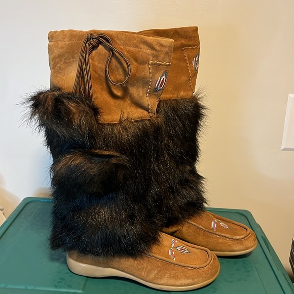 Santana Canada Moccasin Boots - Picture 2 of 6